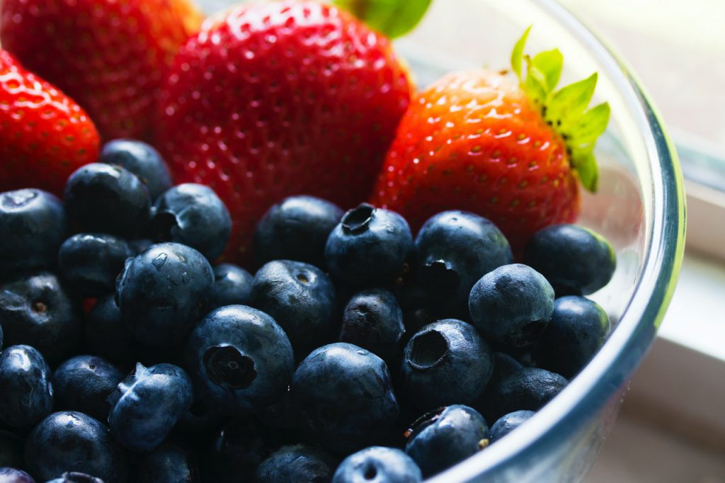 A photo of a bowl of fruit